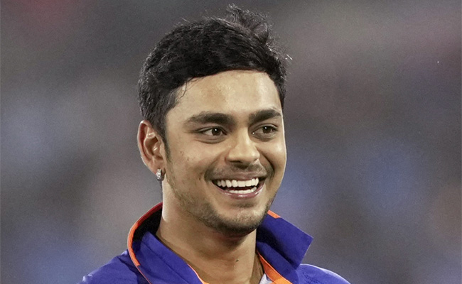 Bihar CM hands over Rs 1 cr cheque to cricketer Ishan Kishan for T20 world cup heroics